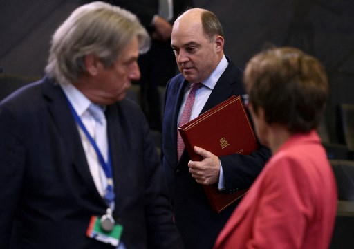 Le secrétaire d'État britannique à la Défense Ben Wallace (au centre) et la ministre allemande de la Défense Annegret Kramp-Karrenbauer (à droite) au deuxième jour d'une réunion des ministres de la Défense de l'OTAN à Bruxelles le 22 octobre 2021. (Kenzo Tribouillard/AFP)