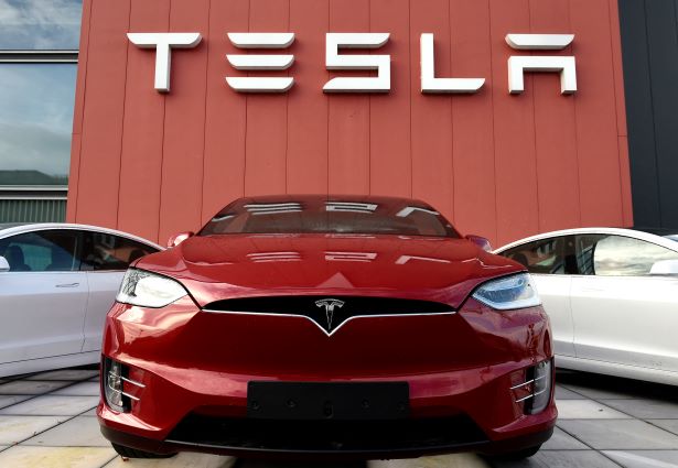 Tesla, dopé par une commande de 100000 voitures, vaut désormais $1000 milliards