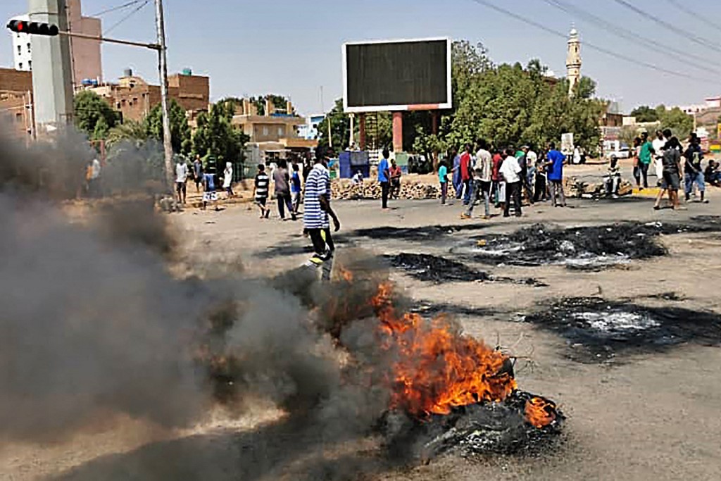 Soudan: les manifestations continuent, le Premier ministre ramené chez lui
