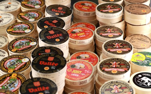 Cette photo d'archive prise le 22 février 2020, montre différents packs de fromage français "Camembert de Normandie" au lait cru de vache lors de la journée d'ouverture du 57e Salon international de l'agriculture. (Ludovic Marin / AFP)