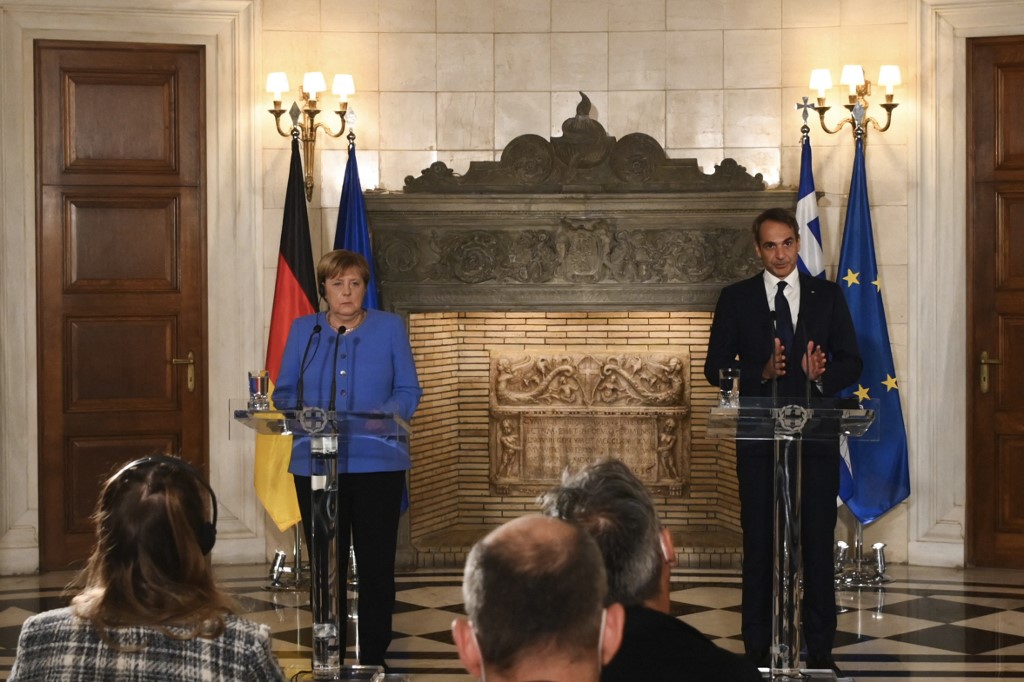 Angela Merkel reconnaît que la Grèce a payé un lourd tribut pendant la crise de la dette