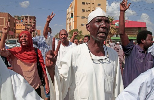 Des partisans du parti Umma, le plus grand parti politique du Soudan, scandent des slogans lors d'une manifestation contre le coup d'État militaire qui a renversé la transition vers un régime civil, le 29 octobre 2021 dans la ville jumelle de Khartoum, Omdurman. (Ebrahim Hamid/AFP)