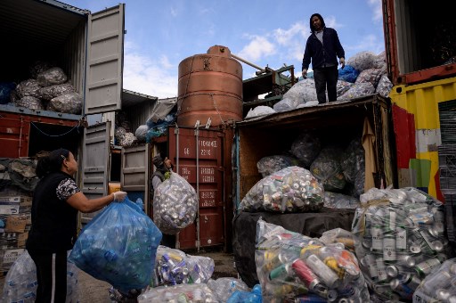 Des « canners » trient canettes et bouteilles au centre de recyclage à but non lucratif « Sure We Can » à Brooklyn le 27 octobre 2021. Ed JONES / AFP