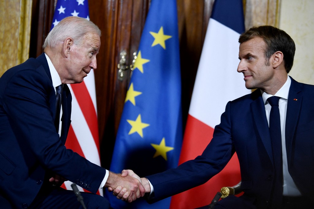 Le président français Emmanuel Macron (à droite) et le président américain Joe Biden (à gauche) se serrent la main lors de leur rencontre à l'ambassade de France au Vatican à Rome le 29 octobre 2021.(AFP)
