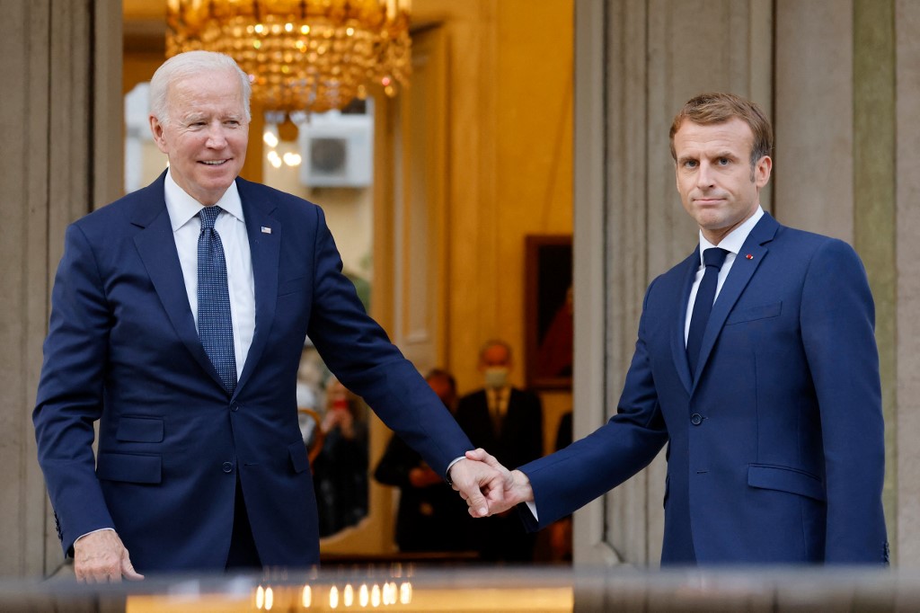 Joe «Robinette» ne ménage pas sa peine pour surmonter la brouille avec Macron