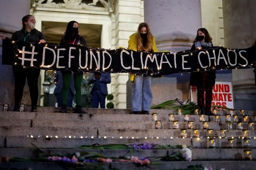 Des militants pour le climat organisent une veillée aux chandelles sur les marches de la Banque d'Angleterre à Londres le 29 octobre 2021, avant la Conférence des Nations Unies sur le changement climatique COP26 qui se tiendra à Glasgow, en Écosse, à partir du 31 octobre. (Tolga Akmen/AFP)