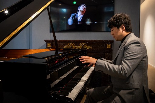Le pianiste de concert chinois Lang Lang joue sur le piano mécanique haute résolution Steinway & Sons Spirio à Paris le 27 octobre 2021. Le piano mécanique haute résolution Spirio permet à un auditeur de profiter d'un enregistrement de grands pianistes avec une précision similaire à une performance en direct. (Joel Saget / AFP)