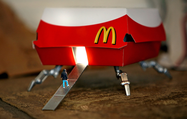 Une œuvre intitulée "La vie telle que nous la connaissons" de l'artiste Slinkachu est présentée à l'exposition "Trespass Alliance: Inside Urban Art" à la galerie Andipa à Londres, le 24 juin 2008. (Léon Neal / AFP)