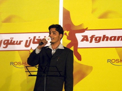 Un jeune Afghan chante lors de l'émission télévisée "Afghan Star" sur Tolo TV, une chaîne de télévision privée afghane, le 14 décembre 2005 à Kaboul, quatre ans après le renversement des Talibans en 2001. (Emmanuel Duparcq / AFP)