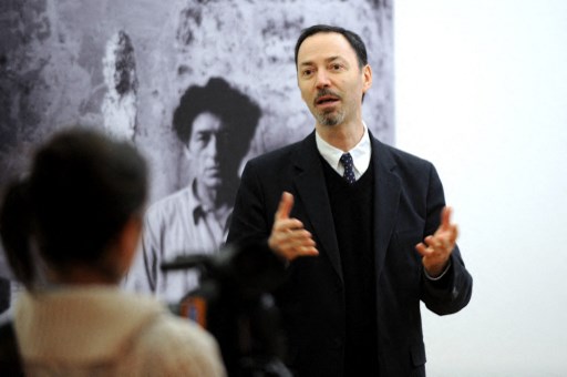 Le directeur du Musée de Grenoble, Guy Tosatto, présente aux journalistes, le 8 mars 2013, l'exposition intitulée "Espace, Tête, Figure" présentant les œuvres du sculpteur suisse Alberto Giacometti au Musée de Grenoble. (Jean-Pierre Clatot / AFP)