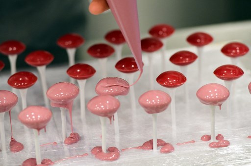Le chocolat « Ruby », un nouveau chocolat rose obtenu sans ajout de baies, d'arômes ni de colorants, est présenté aux médias à l'usine Barry Callebaut Belgium, leader mondial du cacao, à Lebbeke-Wieze le 18 septembre 2017. (Emmanuel Dunand / AFP)