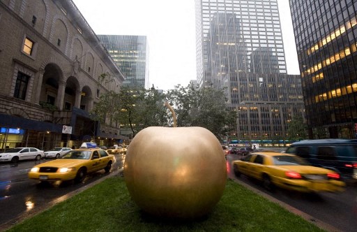 Pomme de New York par Claude Lalanne, une sculpture en bronze à grande échelle d'une pomme, le 12 septembre 2009 à New York (Photo, AFP)