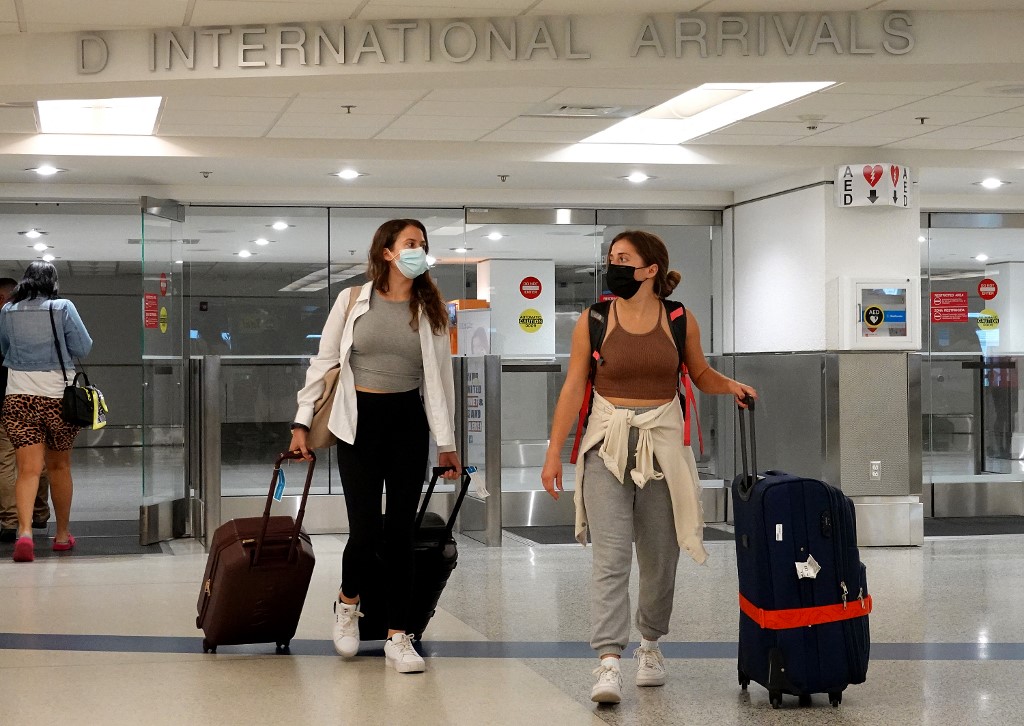 Des voyageurs sortent de la porte des arrivées internationales à l'aéroport international de Miami le 20 septembre 2021, en Floride. (Getty Images / AFP)