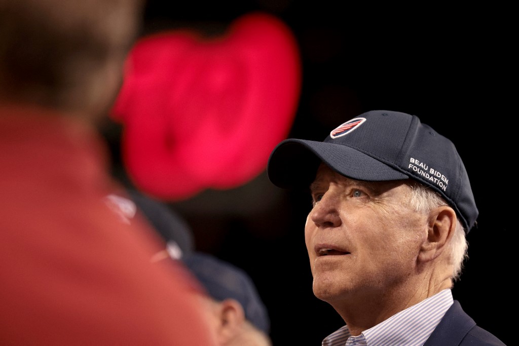 Baseball et cookies: Biden se démène pour sauver sa présidence du naufrage