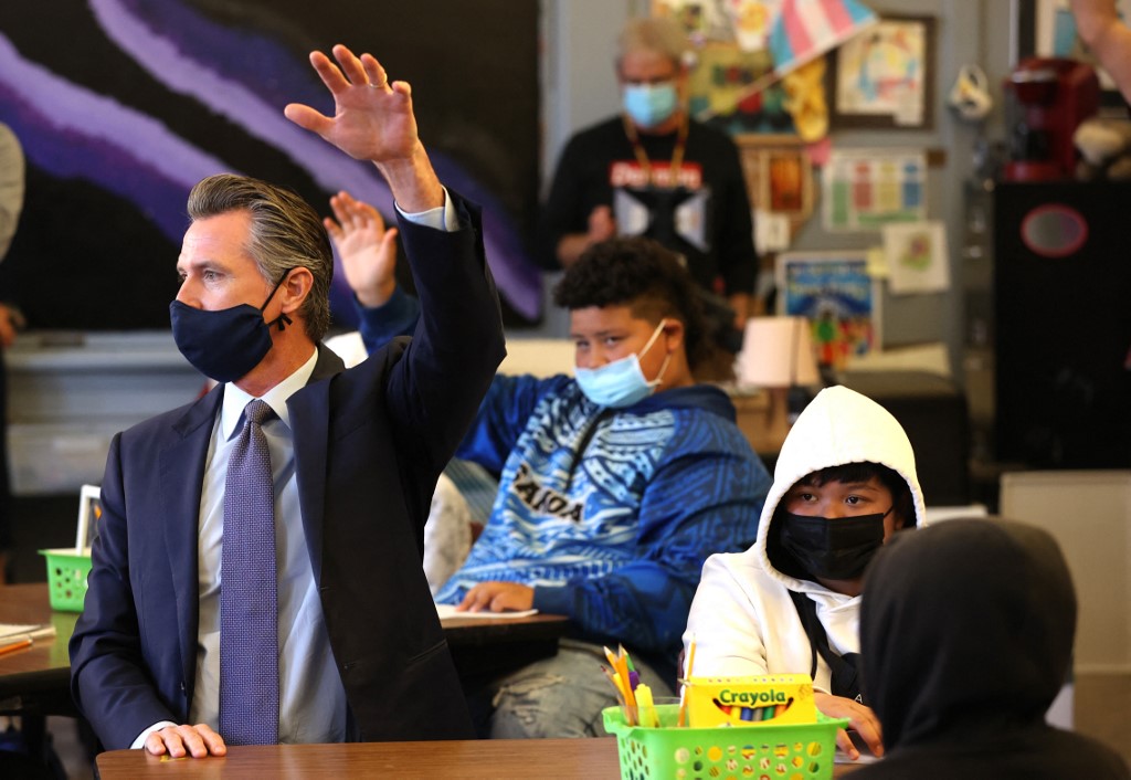 Le gouverneur de Californie Gavin Newsom s'entretient avec des élèves de la James Denman Middle School le 1er octobre 2021 à San Francisco, Californie. Justin Sullivan/Getty Images/AFP