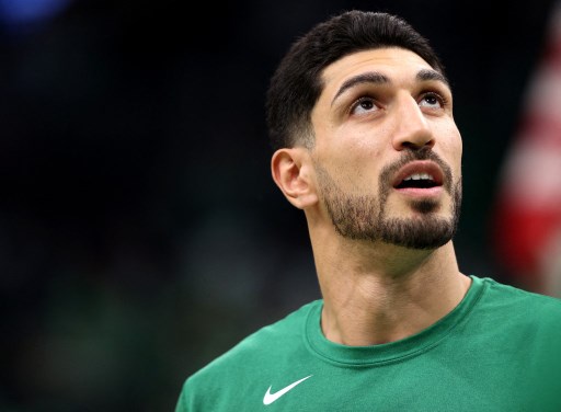 Enes Kanter, #13 des Celtics de Boston, lors du match d'ouverture à domicile des Celtics contre les Raptors de Toronto au TD Garden le 22 octobre 2021 à Boston, Massachusetts. (Maddie Meyer/Getty Images/AFP)