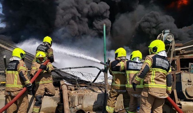 Les équipes de la défense civile de Dubaï ont maîtrisé un incendie qui s’est déclaré dans un site d’élimination des déchets pétroliers dans la zone industrielle de Djebel Ali. (Twitter: @DXBMediaOffice)