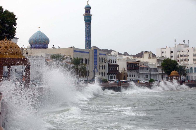 Oman exhorte les habitants à partir alors que la tempête tropicale Shaheen se renforce