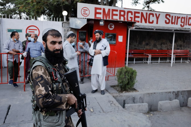 Un membre des forces des talibans se tient devant un hôpital, suite à une explosion qui a fait au moins deux morts et trois blessés, à Kaboul le 3 octobre 2021 (Photo, Reuters)