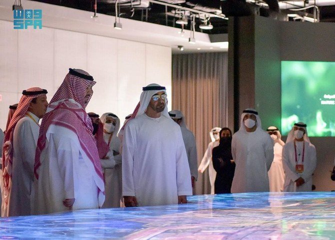 Le prince héritier d'Abou Dhabi visite le pavillon saoudien à l'Expo 2020 Dubaï