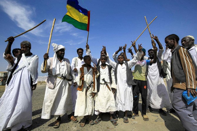 Des Beja manifestent à Suakin (Sawakin), ville située sur la côte nord-est de la mer Rouge, au Soudan, le 9 octobre 2021, pour dénoncer l'accord de paix de Juba, signé en octobre 2020 entre le gouvernement et les groupes rebelles. (Ashraf Shazly / AFP) 2 fois