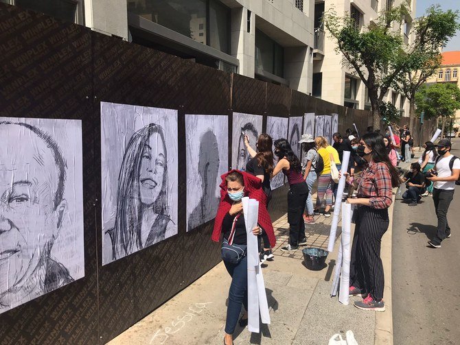 Des bénévoles apportant les touches finales au mur commémoratif représentant plus de 200 victimes de l’explosion du port de Beyrouth. (Photo fournie)