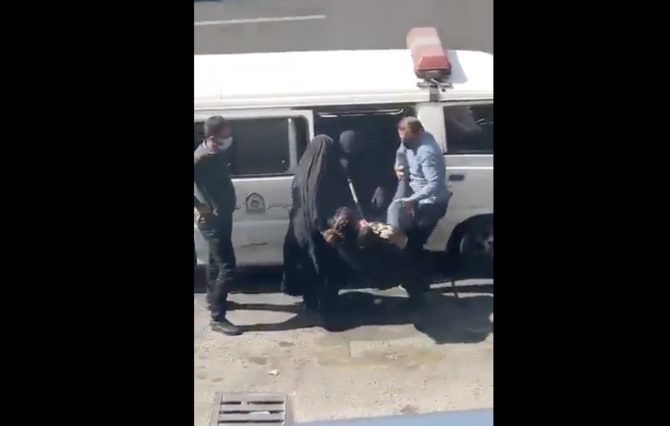 Une vidéo montre l’arrestation violente d’une femme iranienne avec un lasso de capture de chiens
