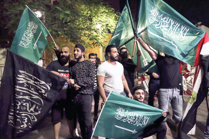 Des Libanais manifestent en signe de solidarité avec l'Arabie saoudite devant l'ambassade du Royaume à Beyrouth, samedi. AP