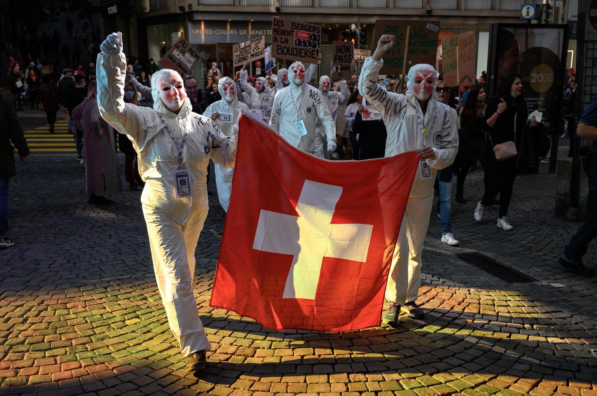 Des milliers de manifestants contre les mesures anti-Covid