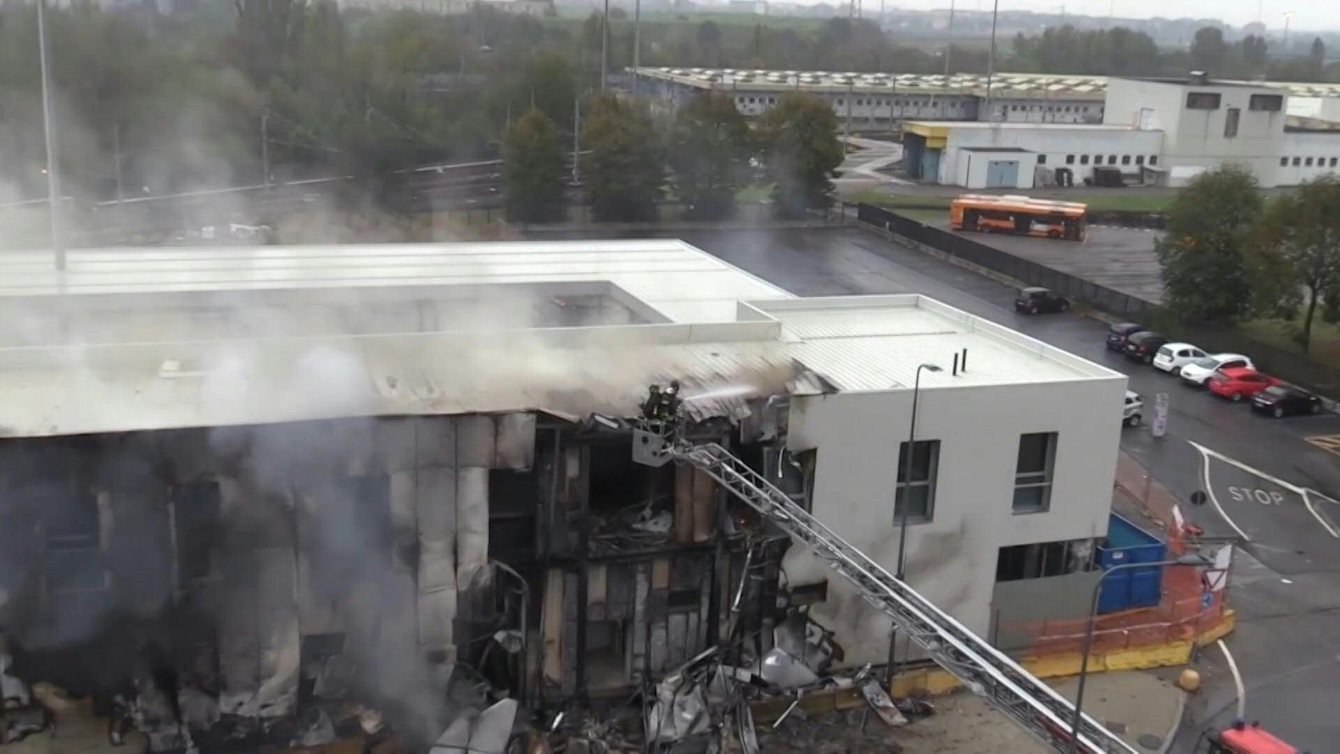 Un petit avion s'écrase sur un bâtiment vide près de Milan, tuant 8 personnes à bord (Photo, AFP)