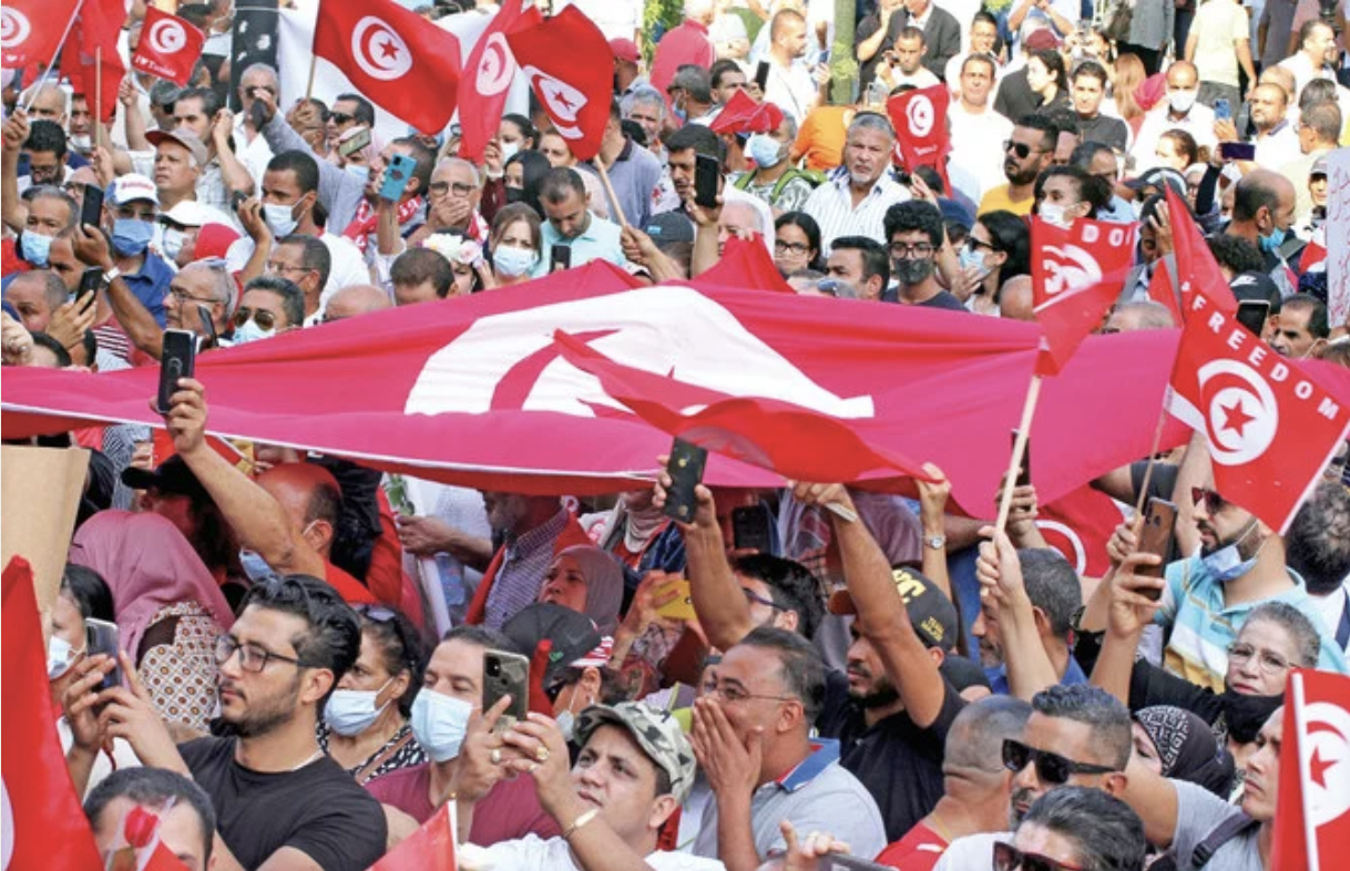 Les Tunisiens ont manifesté dimanche dernier à Tunis pour soutenir leur président, Kaïs Saïed. Plus de 5 000 manifestants ont participé aux rassemblements pro-Saïed dans l’ensemble du pays. (AP)