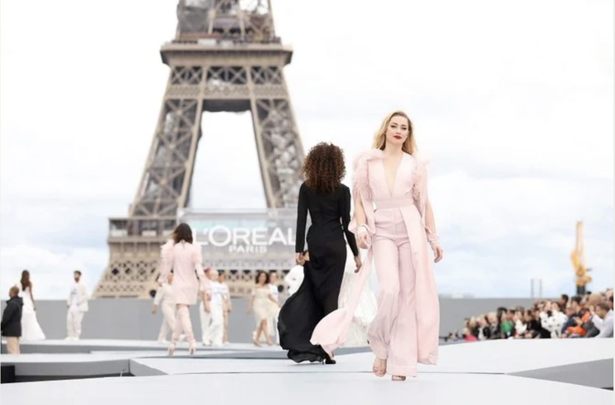 Amber Heard défile en combinaison Elie Saab lors de la Paris Fashion Week