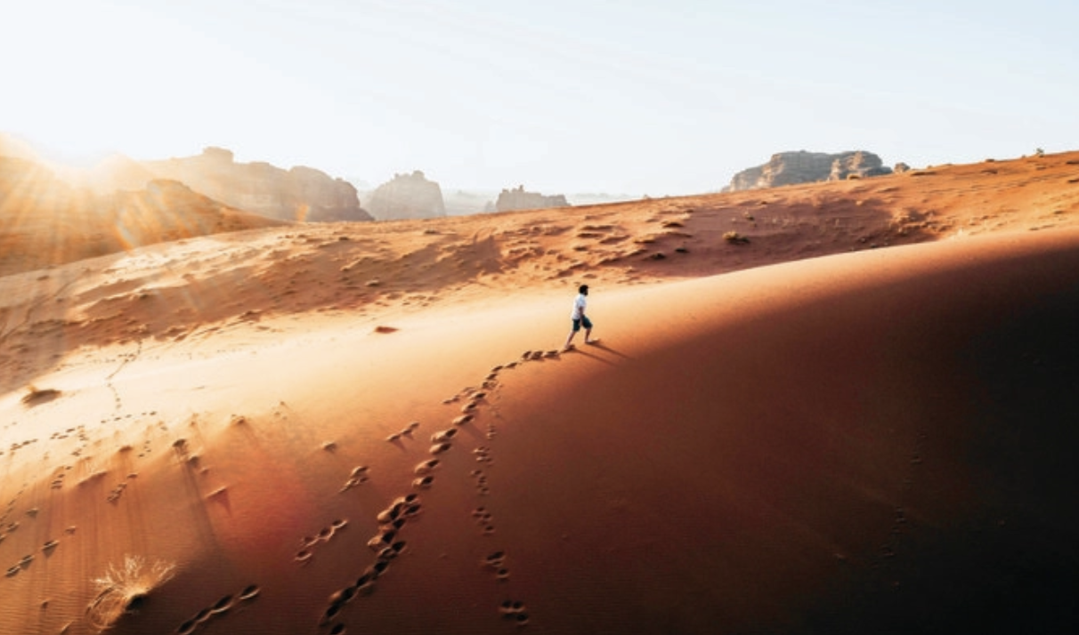Les dunes de sable rouge d'un autre monde et les formations rocheuses de Bajdah constituent l'un des décors impressionnants de Neom. (Fourni)