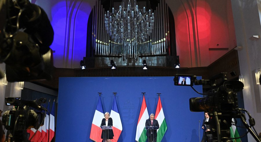 Aux côtés d'Orban en Hongrie, Marine Le Pen fustige l'UE et la «submersion migratoire»