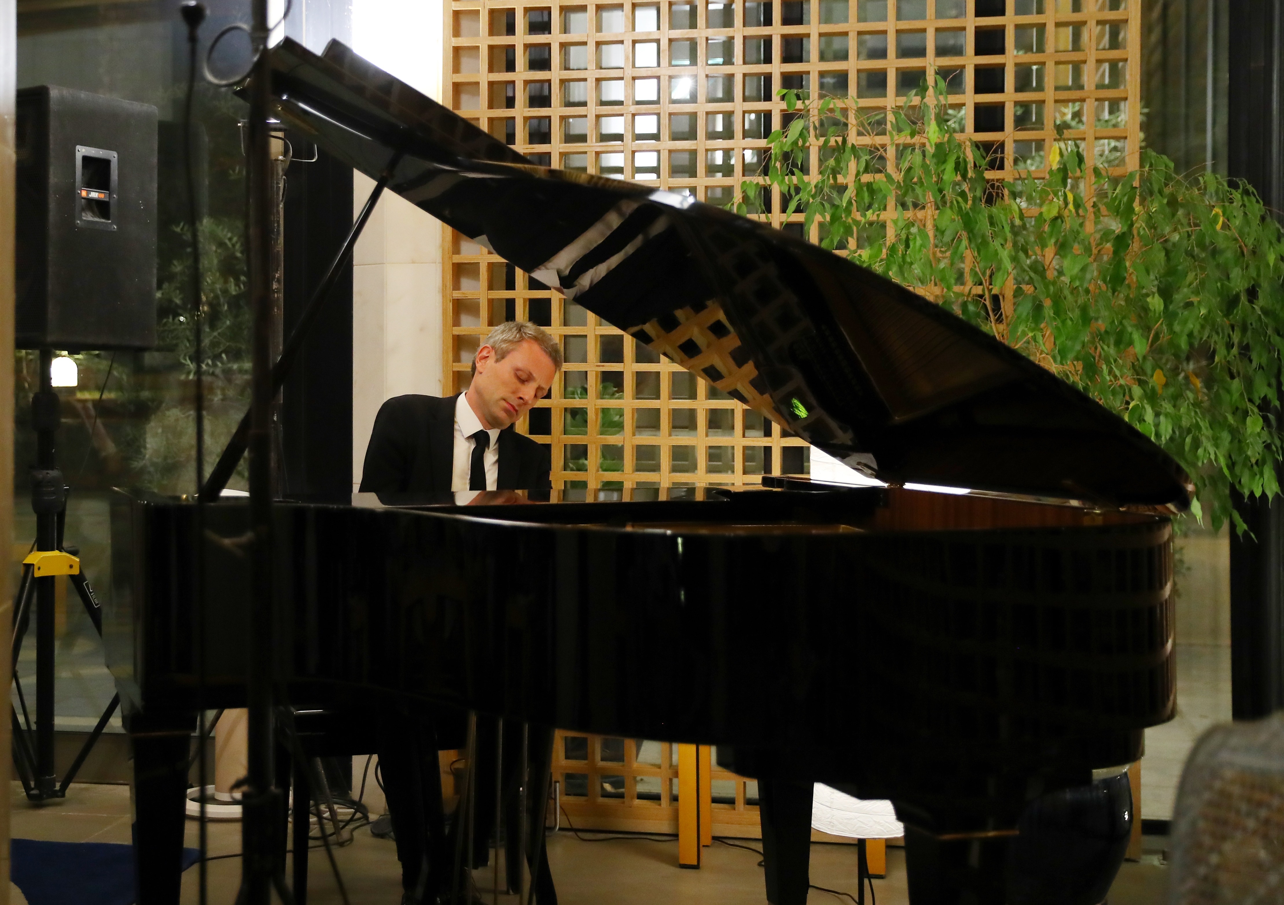 Le pianiste français Maxime Zecchini émerveille Riyad en jouant avec sa seule main gauche