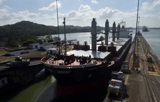 Un cargo traverse les écluses Pedro Miguel du canal de Panama, à la périphérie de la ville de Panama, le 26 février 2018. (Rodrigo Arangua / AFP)