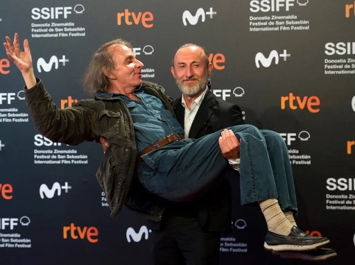 L'acteur et écrivain français Michel Houellebecq (à gauche) et le réalisateur français Guillaume Nicloux (à droite) posent au photocall du film "Thalasso" lors du 67e Festival du film de San Sebastian, le 25 septembre 2019. (Ander Gillenea/AFP)