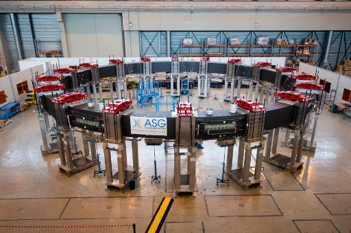 Étape d'assemblage de la machine de fusion nucléaire "Tokamak" du réacteur thermonucléaire expérimental international (ITER) à Saint-Paul-les-Durance, dans le sud-est de la France, le 28 juillet 2020. Trente-cinq nations collaborent au projet énergie ITER visant à maîtriser la production d'énergie à partir de la fusion d'hydrogène, comme au cœur du soleil, une nouvelle source potentielle d'énergie décarbonée et non polluante. (Clement Mahoudeau/AFP)