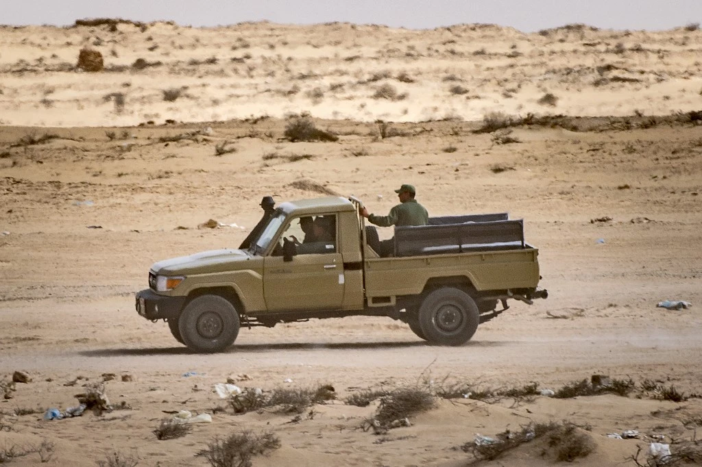 Un véhicule des forces armées royales marocaines est aperçu du côté marocain du point de passage frontalier entre le Maroc et la Mauritanie à Guerguerat, le 25 novembre 2020, après l'intervention de l'armée marocaine dans la région. (AFP)