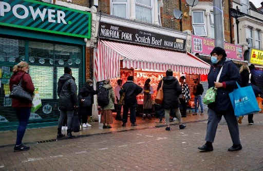 Des gens font la queue pour acheter de la viande dans une boucherie à Walthamstow, dans le nord-est de Londres, le 22 décembre 2020. (Tolga Akmen / AFP)