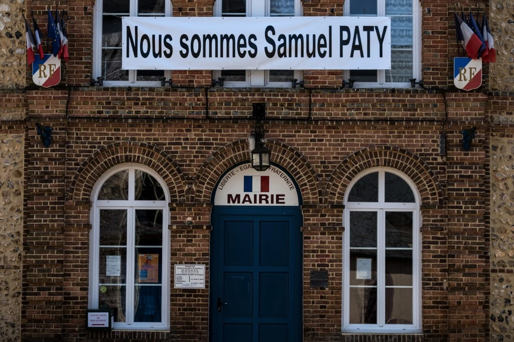 Assassinat de Samuel Paty: un an d'enquête et les complicités en débat