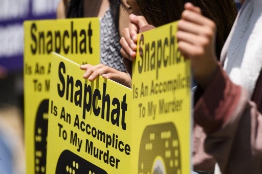 La famille et les amis des personnes décédées après avoir été empoisonnées par des pilules contenant du fentanyl manifestent devant le siège social de Snap, Inc., créateur de l'application de réseau social Snapchat, le 4 juin 2021 à Santa Monica, en Californie. (Patrick T. Fallon/AFP)