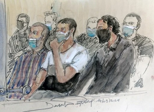 Ce croquis d'audience réalisé le 14 septembre 2021 montre (de gauche à droite) les coaccusés Mohamed Amri et Mohamed Abrini flanqués de Salah Abdeslam, le principal suspect des attentats de Paris du 13 novembre 2015, lors du procès des attentats de novembre 2015 à Paris. (Benoit Peyrucq/AFP)