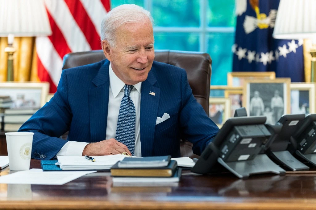 Sur cette image publiée par la Maison Blanche, le président américain Joe Biden s'entretient au téléphone avec le président français Emmanuel Macron le 22 septembre 2021, dans le bureau ovale de la Maison Blanche à Washington, DC. (AFP)