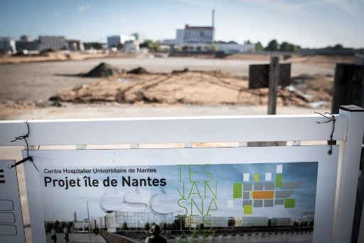 Une photo montre une pancarte illustrant la conception du projet sur le chantier du futur CHU de Nantes le 6 octobre 2021, à Nantes, dans l'ouest de la France. LOIC VENANCE / AFP