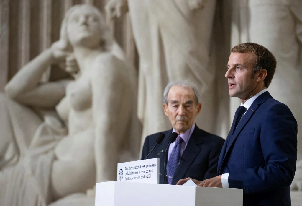 Emmanuel Macron et Robert Badinter ont lancé samedi un vibrant appel à «l’abolition universelle» de la peine de mort (Photo, AFP).