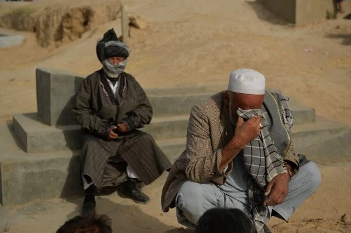 Les familles éplorées enterrent leurs morts à Kunduz, après l'attentat contre une mosquée chiite