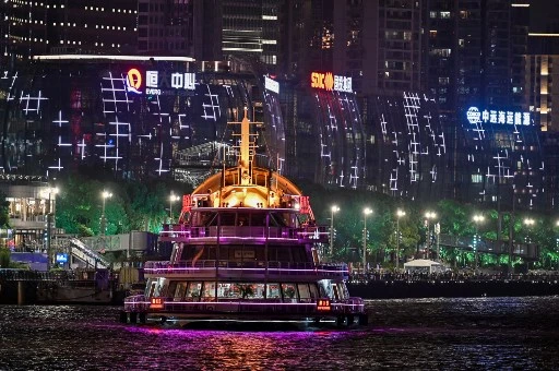 Une vue générale montre le bâtiment Evergrande Center (à gauche) à Shanghai le 9 octobre 2021. (Hector Retamal/AFP)