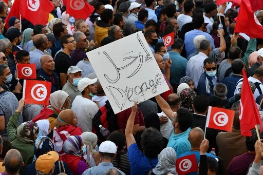 Au moins 6 000 manifestants à Tunis «contre le coup d'Etat» du président Saied