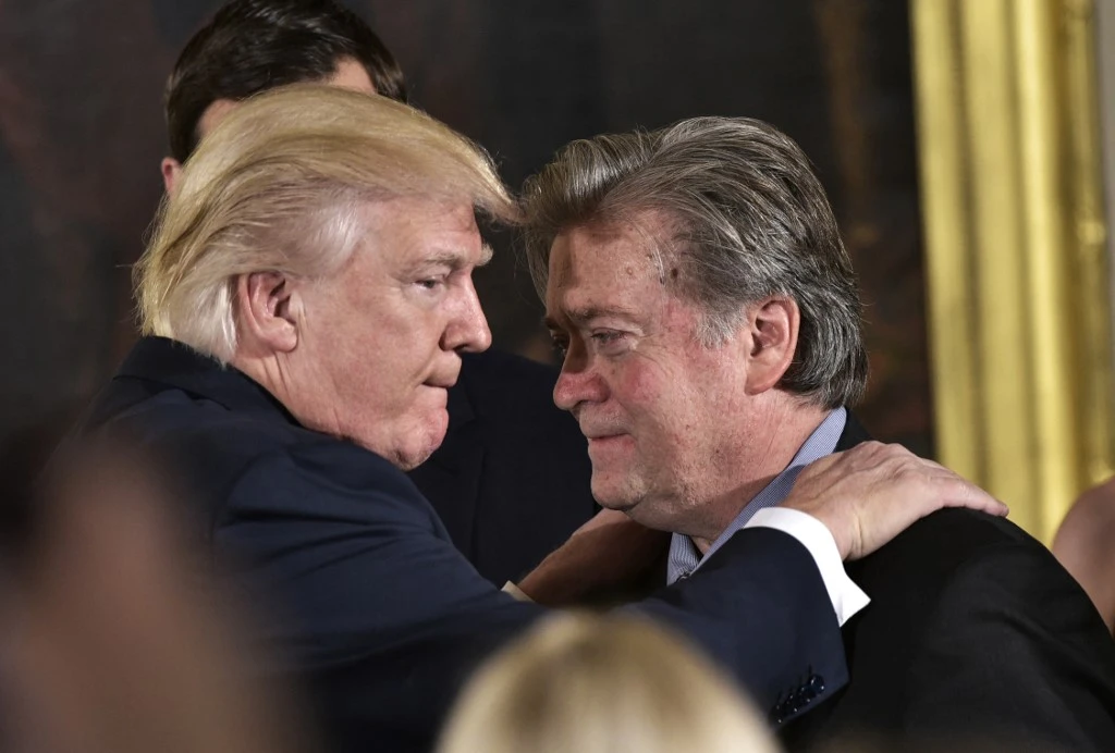Des élus américains recommandent des poursuites contre Steve Bannon